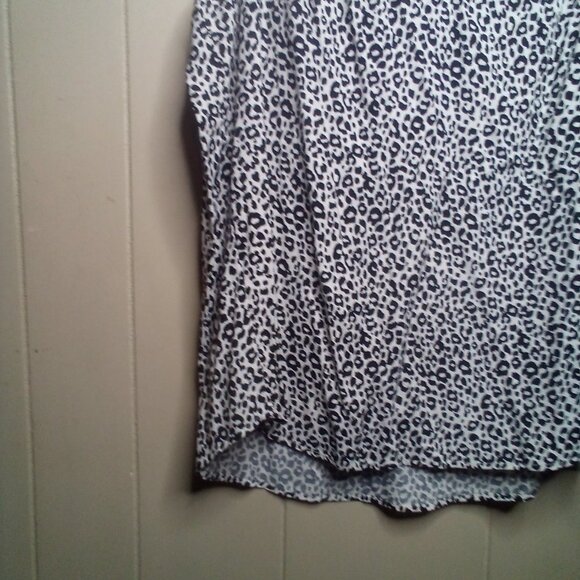 Old Navy Blouse XL Sleeveless V-Neck Flowing Animal Print Black White - Picture 10 of 15